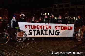 Leuvense studenten trekken met een fietskaravaan naar stakingsposten: “Ook onze toekomst wordt geraakt”