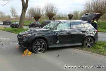 Bestuurder zwaargewond nadat hij tegen geparkeerde wagen botst en over de kop gaat