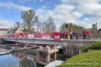 Stakingspiketten, minder bussen en een bezette brug: nationale actie laat zich ook in Brugge voelen