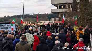 "Gualtieri vergognati". Centinaia di persone riunite per dire no al biodigestore di Casal Selce