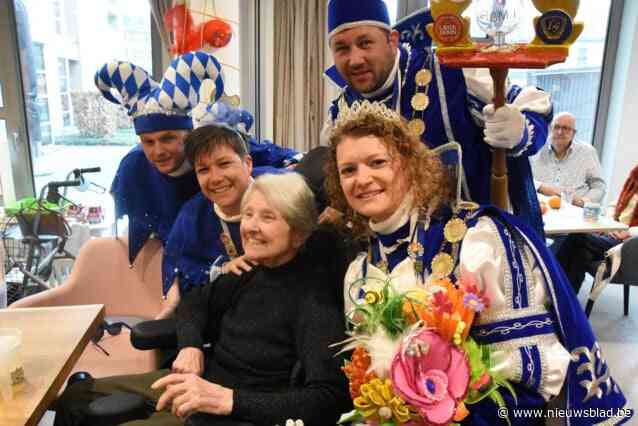 CARNAVAL HALLE. Prinsenpaar deelt bloemen en koekjes uit in rusthuizen