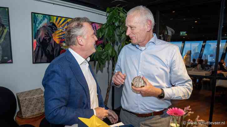 SAB-directeur Cees Kleiberg ontvangt Sleepanker van Havenbedrijf Rotterdam