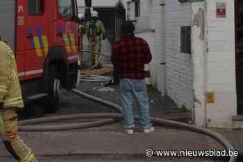 Gasfles vat vuur in kantoor