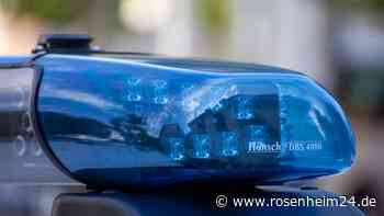 Lkw droht umzukippen: Unfall zwischen Schechen und Hochstätt gesperrt