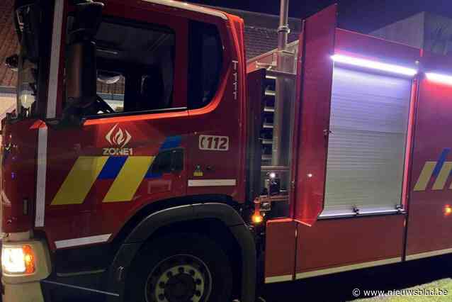 Houten constructie gaat in vlammen op nadat fietsbatterij vuur vat