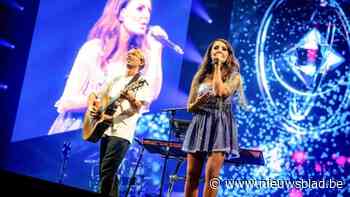 Regi Penxten brengt Linda mee naar feestje tijdens Na Fir Bolg