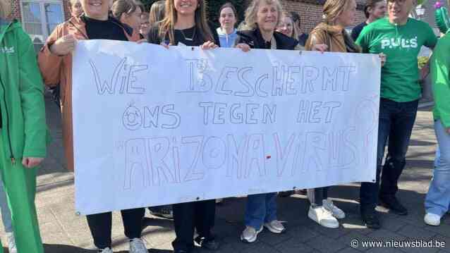 Afvaardiging Reva Pulderbos en bijhorende ziekenhuisschool houdt prikactie, burgemeester komt buiten onder tentje mee iets drinken