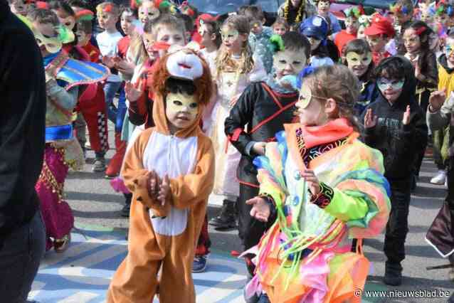 CARNAVAL HALLE. Enige school die open is op Krottenmaandag houdt eigen carnavalsstoet