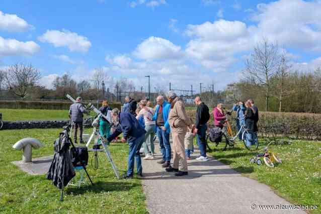Mercurius Halle laat mensen meegenieten van de gedeeltelijke zonsverduistering