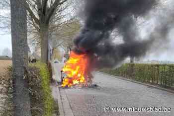 Auto brandt volledig uit Relegemse dorpsschool