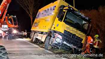 Feuerwehreinsatz: Lkw droht in Graben zu kippen