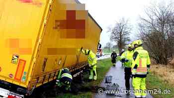 Lkw droht umzukippen: Unfall zwischen Schechen und Hochstätt