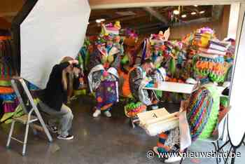 CARNAVAL HALLE. 900 carnavalisten staan op de foto voor stickerboek: “Huzarenstukje is vlot verlopen”