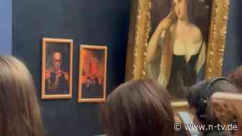 Riskanter Streich im Kunstmuseum: Youtuber hängen Porträts von Merz und Trump im Louvre auf