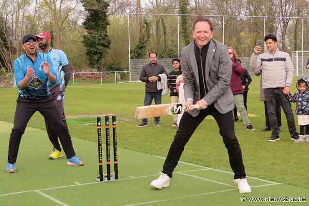Cricketclub neemt nieuw speelveld in gebruik op voetbalterreinen: “Het heeft vier jaar gekost om deze droom waar te maken”