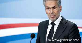 Schoof en Uitermark grijpen in: vrijwilligers COA krijgen tóch lintje