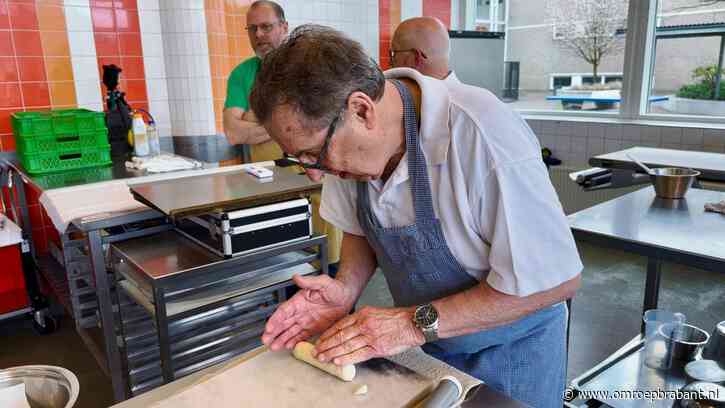 Lekkerste Brabantse worstenbroodje, met chirurgische precisie aan de bak