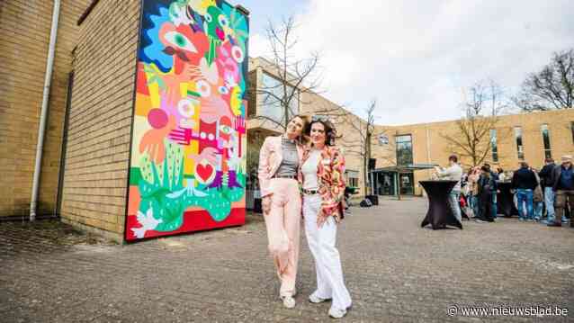 Kunstenares Julie Loeckx geeft gemeentehuis kleur en symbool voor inclusie en verbondenheid