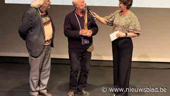 Bruggenbouwer ‘t Kallement wint oververdiend Wommelgemse Cultuurpluim: rusthuisbewoners verbinden met buren en kunst