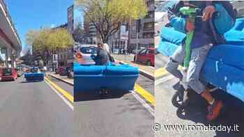 Un divano trasportato sul monopattino a Roma. Il video del "divanopattino" diventa virale