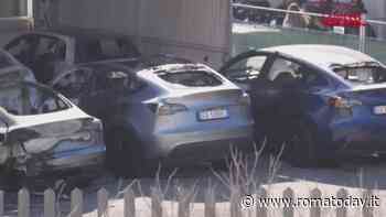 Quel che resta dopo l'incendio alla concessionaria Tesla di Torre Angela