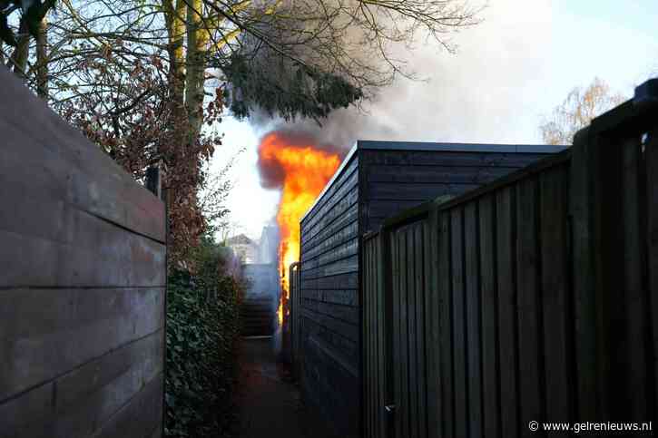 Schuur verwoest door brand, naastgelegen pand zwaar beschadigd