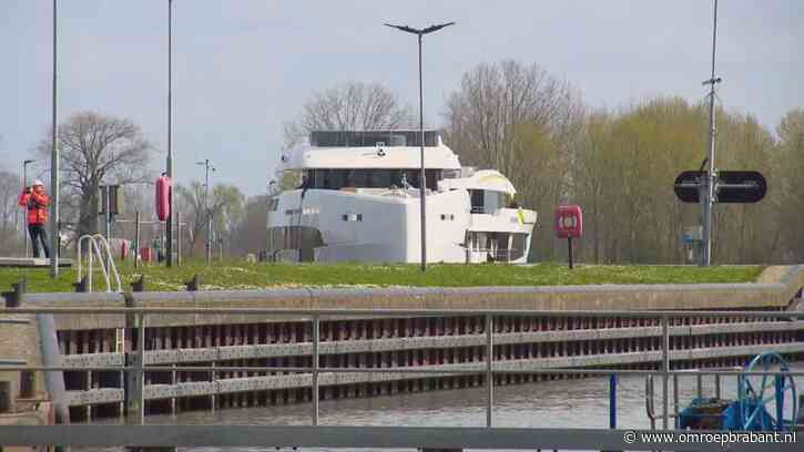 Wie gaat dat betalen, drie grote jachten toch door kapotte sluis
