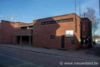 Oude rijkswachtkazerne wordt nieuwe locatie sociale kruidenier: “Schoon, ruim en aan het zicht onttrokken zodat cliënten zich niet hoeven schamen”