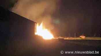 Afval vat vuur achter boerderij in Gelinden