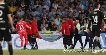 Jasper Cillessen per brancard van het veld na harde botsing