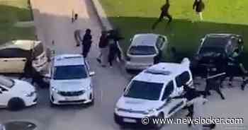 Mensenmassa valt politie aan in voorstad Parijs