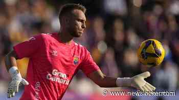 Doelman Cillessen na botsing op brancard van het veld