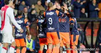 FC Volendam boekt in Amsterdam zevende zege op rij en kan eredivisie ruiken