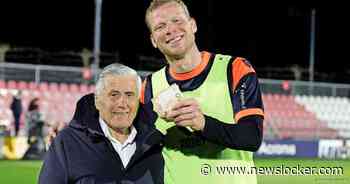 ’Mister Ajax’ Sjaak Swart geeft Henk Veerman contant fooitje voor nieuwe grasmat FC Volendam