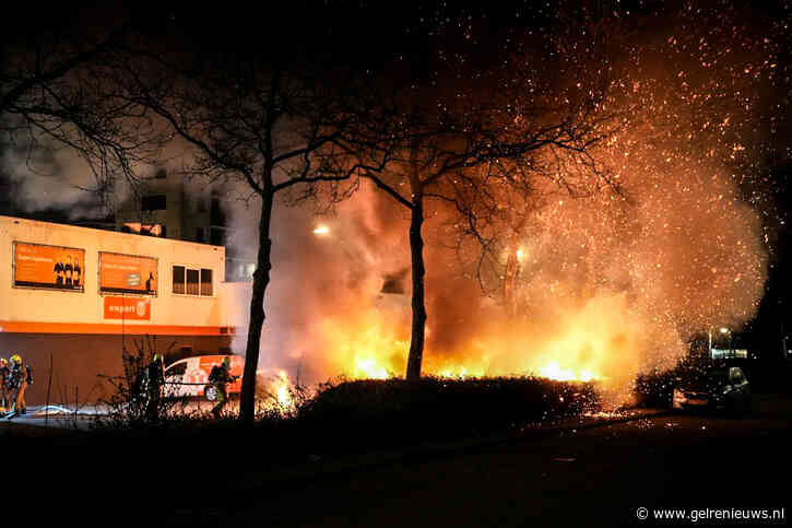 Bakwagen volledig uitgebrand, mogelijk brandstichting