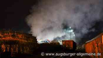 Feuer bricht auf Gelände eines Recyclingbetriebs aus