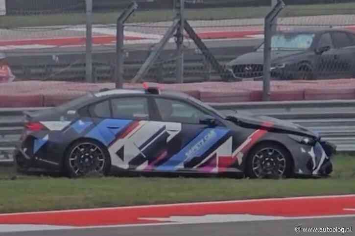 BMW M5 Safety Car klapt op vangrail voor race