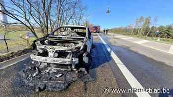 Auto brandt uit in Lommel, inzittenden kunnen op tijd ontsnappen