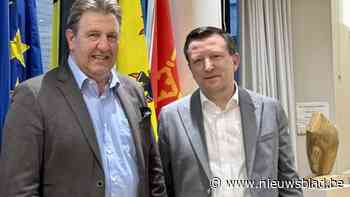 Ex-schepenen Hans Schoofs en Peter van Rompaey krijgen eretitel: “Bouw van zwembad en zaal Rex zijn hoogtepunten”