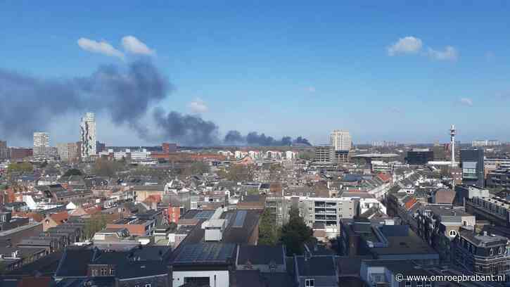 Grote band in huis waar gesloopt wordt, rookwolken trekken over Tilburg