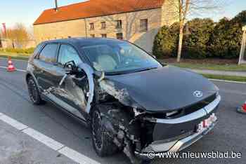 Man (71) lichtgewond na zware klap tegen geparkeerde aanhangwagen