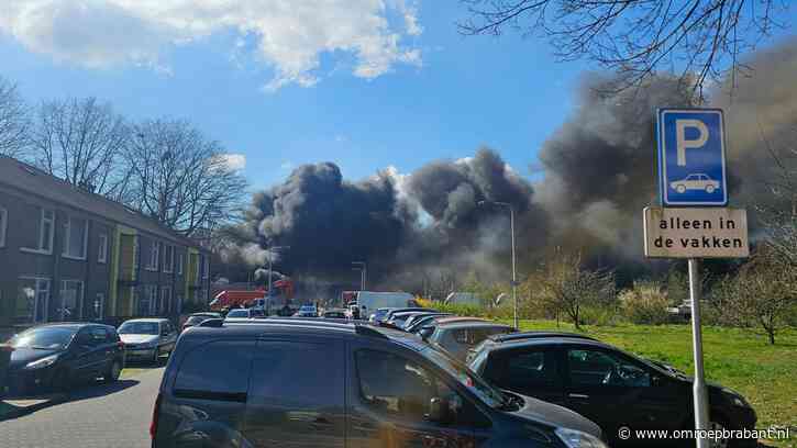 Grote brand verwoest loods die gesloopt werd, rookwolken over Tilburg