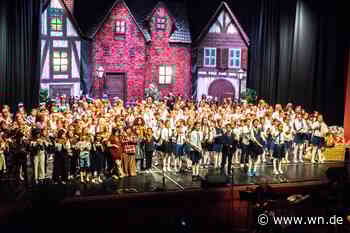 200 Kinder füllen Bühne mit Leben und Saal mit Gesang