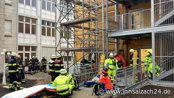 Arbeiter stürzen auf Baustelle sieben Meter in die Tiefe und werden schwer verletzt