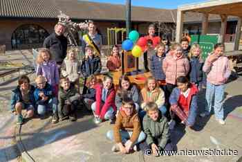 Een afvaleiland bleek te duur voor de school, daarom maakte Opa Frank (66) er samen met leerlingen zelf één: “Geweldig om materialen tweede leven te geven”