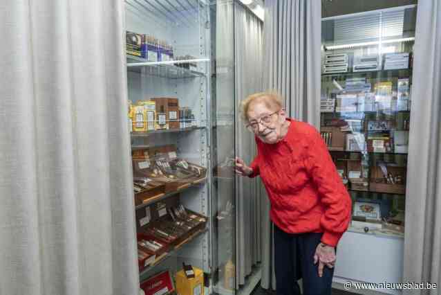 “Nee, achter de gordijnen zitten geen mooie vrouwen”: Wilfrieda (90) moet helft van tabakswinkel verstoppen door nieuwe wet