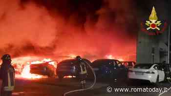 Incendio Tesla a Roma, l'informativa della digos sarà analizzata dai pm dell'antiterrorismo
