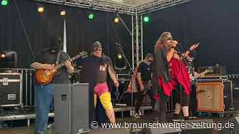 „Asoziale Superhelden“ rocken die Bühne im Jugendzentrum Peine