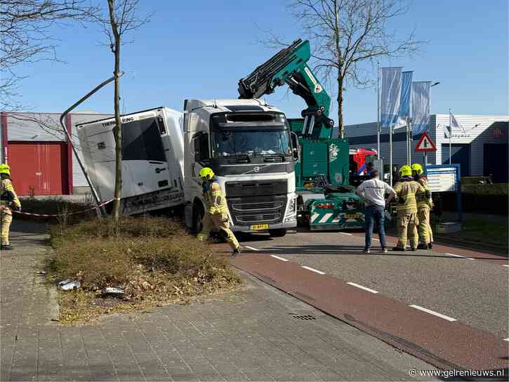 Trailer schiet los van vrachtwagen, verkeer omgeleid