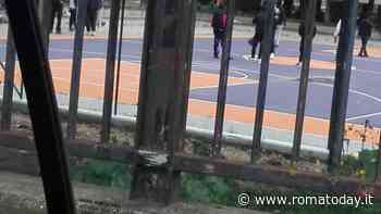 Nel parco chiuso per lavori dove i ragazzi entrano lo stesso: “Caos tra motorini, stereo e partite di basket”